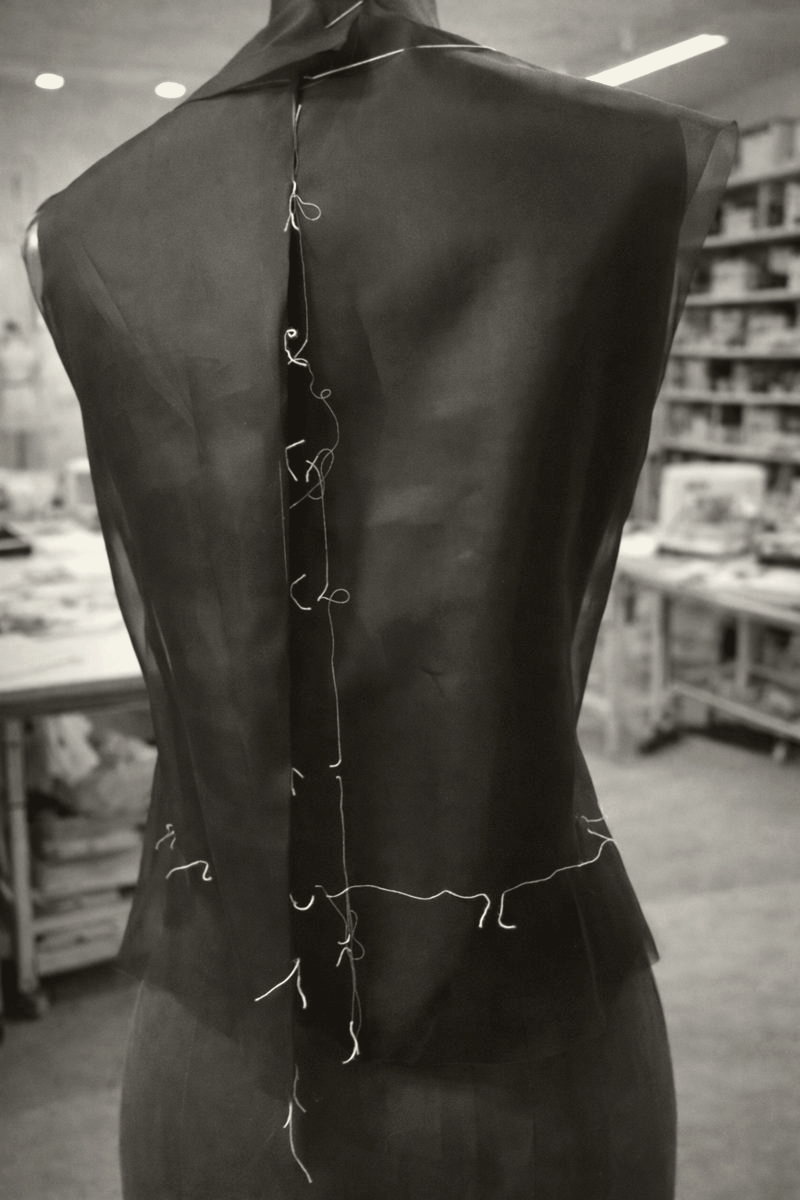 Basting threads on a dark toile back