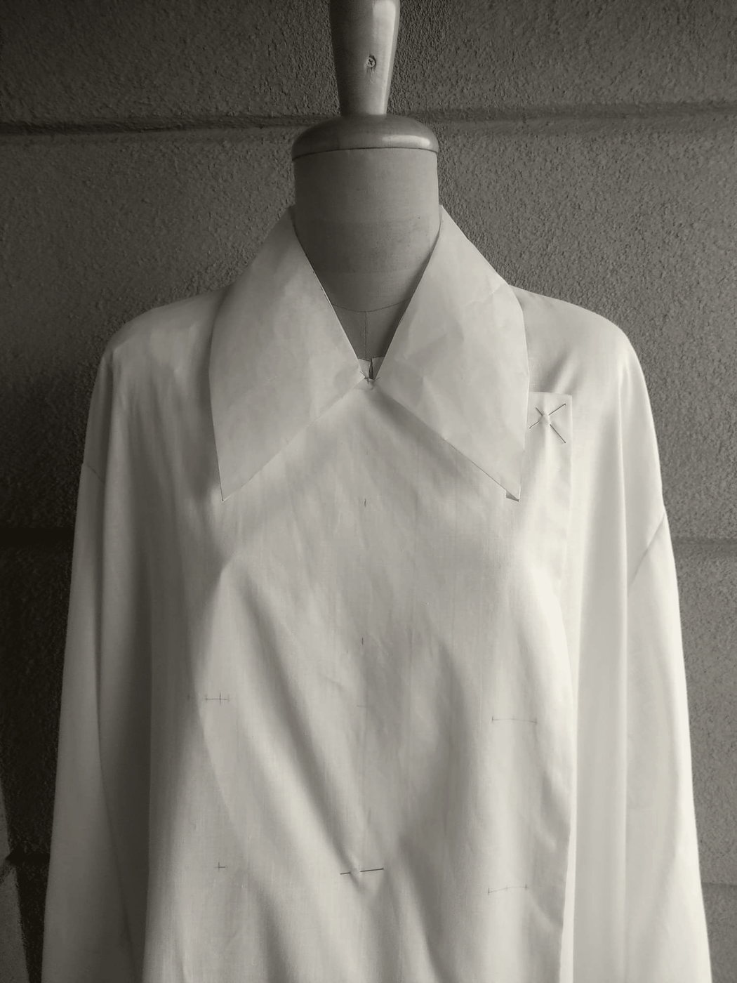 Collar and shoulder, on the form