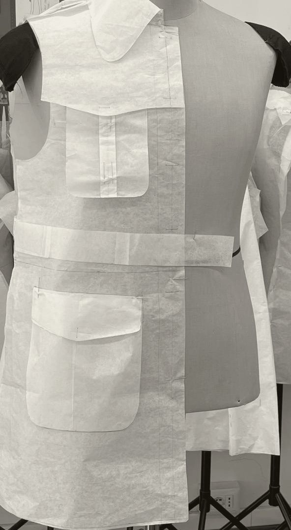 Collar, pockets and belt in paper